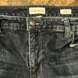 Beautiful women’s jeans sz 18w  studded embroidered back pockets, stretch jean